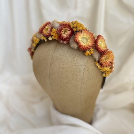 Blumen Krone aus getrockneten Blumen in rosa, pink und braun auf einem Haarreifen gebunden und zu einer Blumen Krone gestaltet. Blumen Krone aus Strohblumen, Erlenzapfen, Ritterspornblumen und Gräsern. Auf einem Haarreifen gebunden.