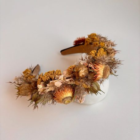 Haarreifen mit Trockenblumen in gelb, beige und creme. Rittersporn, Alcemilla, Jungfer im Grünen.