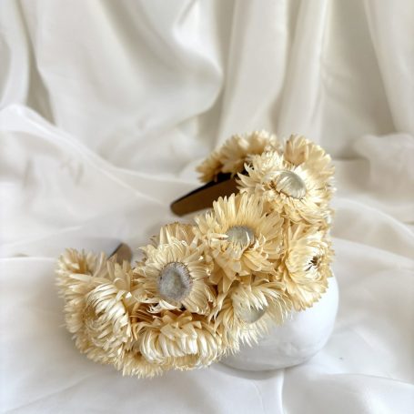Blumen getrocknet und auf einem Haarreifen gebunden. Auch als Workshop in München möglich. Haarreifen mit Trockenblumen in gelb, beige und creme. Rittersporn, Alcemilla, Jungfer im Grünen.