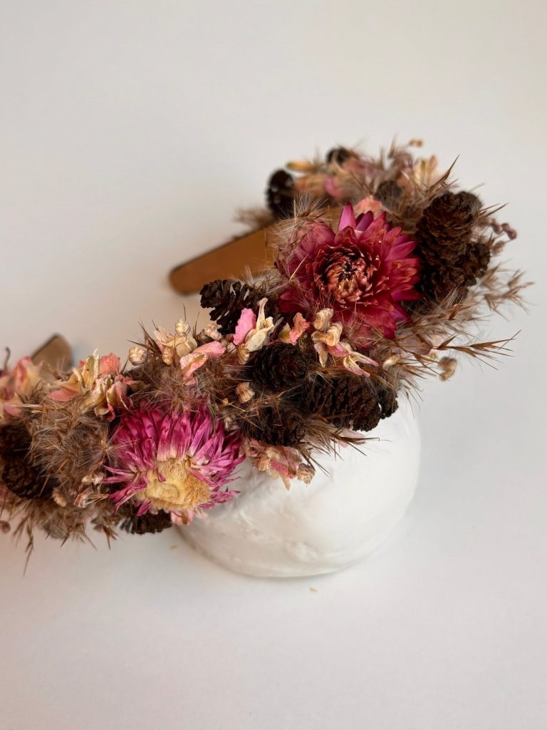 Haarreifen aus getrockneten Blumen in rosa, dunkel rot und braun. Für Dirndl Hochzeiten oder Accessoire für ein Festival.