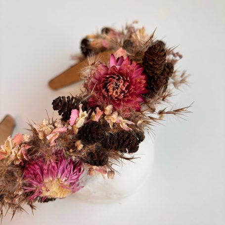 Flowercrown aus Strohblumen, Erlenzapfen, Ritterspornblumen und Gräßern. Auf einem Haarreifen gebunden.