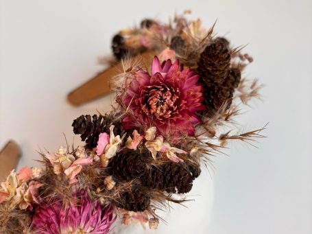 Blumenkranz aus getrocknetem Eukalypthus und Latyrus. Auf Band gewickelt. Für eine Hochzeit oder JGA. Blumenkranz aus getrocknetem Eukalypthus und Latyrus. Auf Band gewickelt.