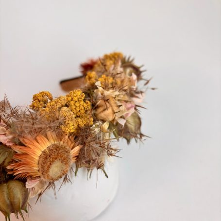 Trockenblumen in gelb und rosa. Die Trockenblumen sind auf einem Haarreifen gebunden und kann als Assessors zu einem Brautkleid oder Dirndl.
