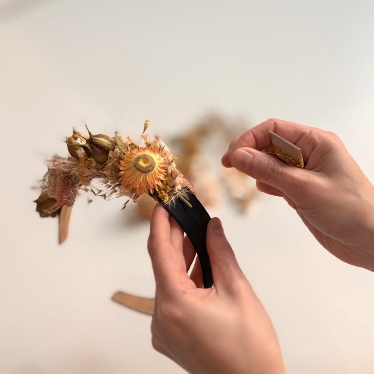Haarreifen der mit gelben getrockneten Blumen gebunden wird und zu einer Flowercrown aus Trockenblumen gestaltet wird.