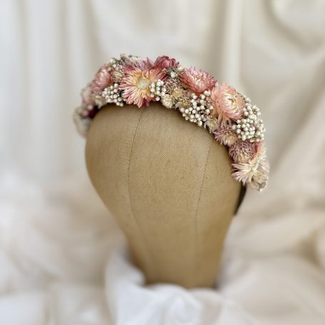 Trockenblumen auf einem Haarreifen gebunden in rosa, dunkel rot und braun Tönen. Als Dirndl Accessoire. Blumen Krone aus getrockneten Blumen in rosa, dunkel rot und braun Tönen. Mit Gräßer und Blumen.