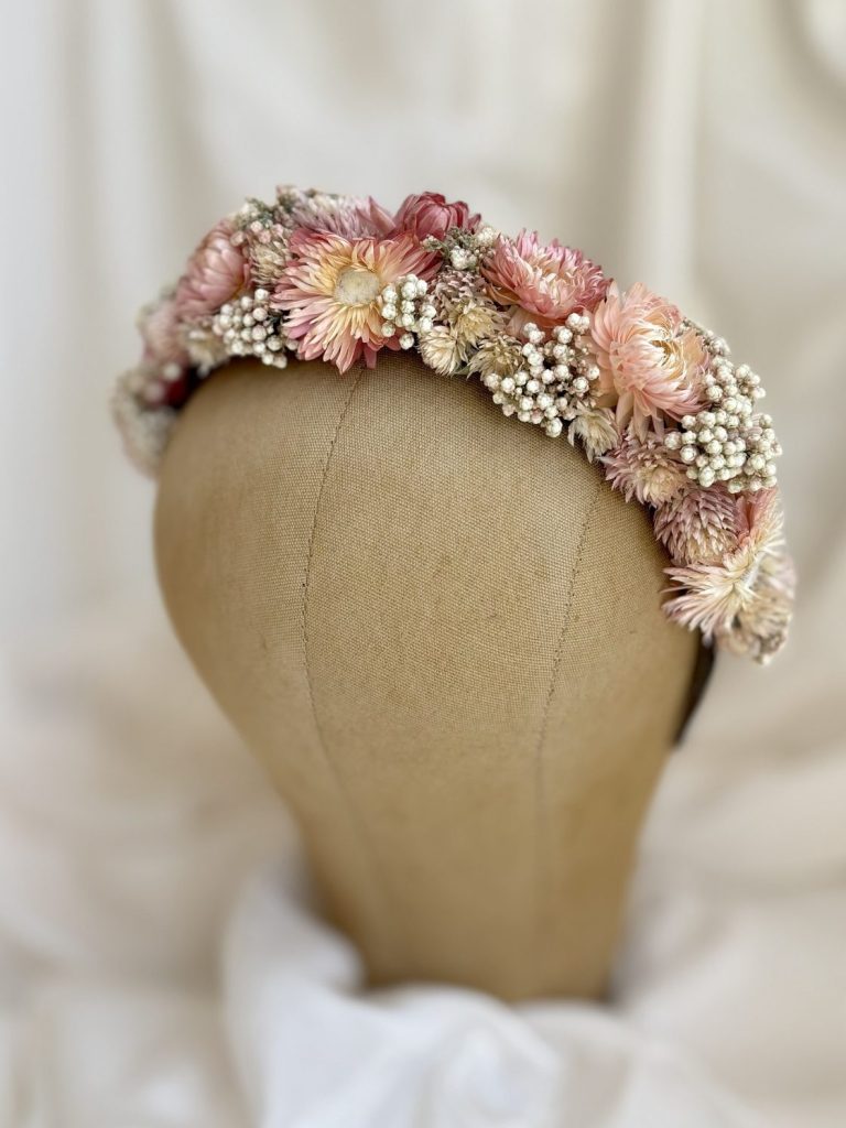 Blumen Krone aus Trockenblumen. In den Farben rosa, dunkel rot und braun. Für Workshops in München, den Wiesn Besuch und Dirndl Accessoire Haarreifen aus getrockneten Blumen in rosa, dunkel rot und braun. Für Dirndl Hochzeiten oder Accessoire für ein Festival. Als Blumen Krone.