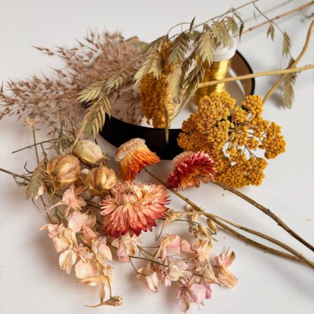 Trockenblumen für eine DIY-Idee. Haarreifen mit Trockenblumen binden. Trockenblumen in gelb, beige und creme Tönen.