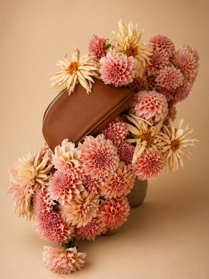 Blumen Krone aus Trockenblumen. In den Farben rosa, dunkel rot und braun. Für Workshops in München, den Wiesn Besuch und Dirndl Accessoire Haarreifen aus getrockneten Blumen in rosa, dunkel rot und braun. Für Dirndl Hochzeiten oder Accessoire für ein Festival. Als Blumen Krone.