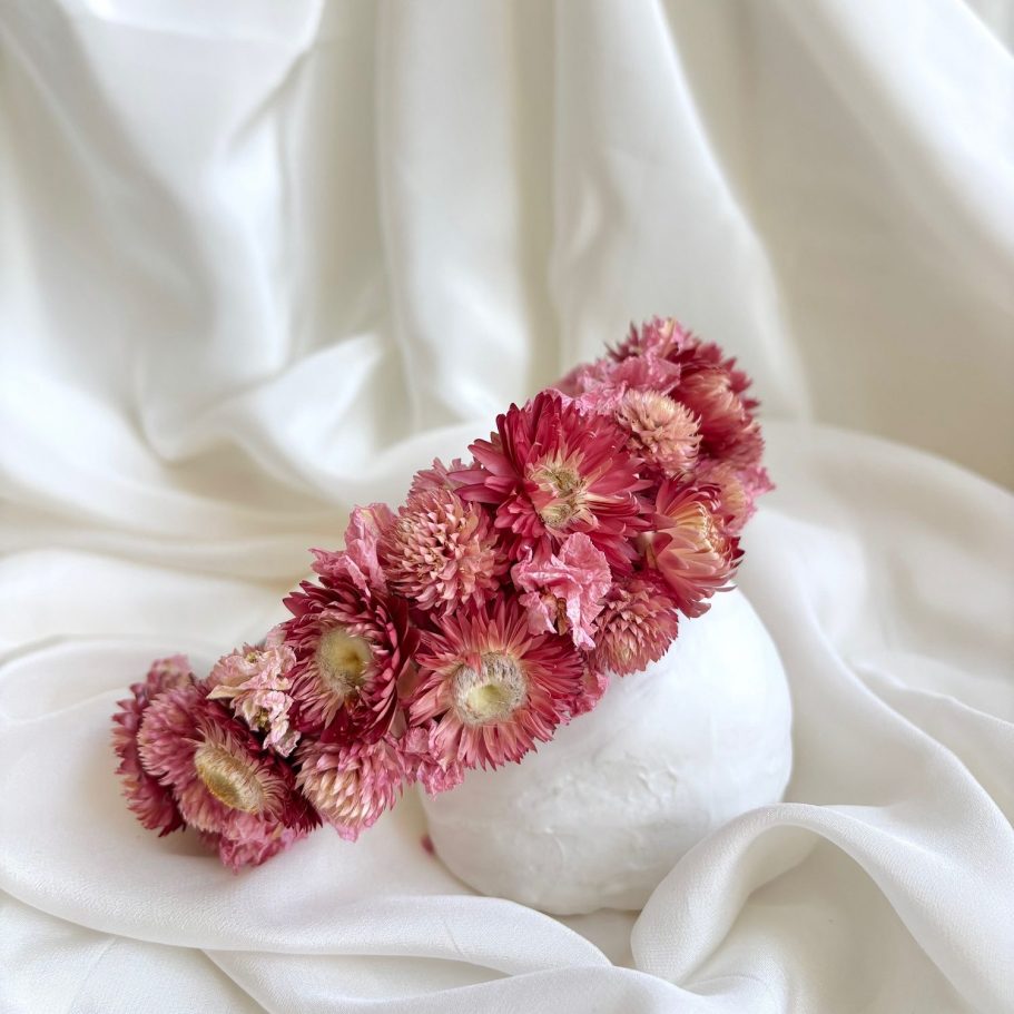 Zwei handgefertigte creme Karten mit getrockneten Blumen und passenden Umschlägen.