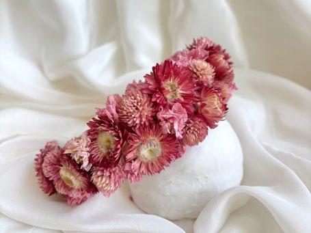 Gebundener Blumenkranz aus Eukalypthus und Hasenpuschelgras. Kann auch in einem Blumen Workshop in München gebunden werden. Blumenkranz aus Eukalypthus und Hasenpuschelgras.