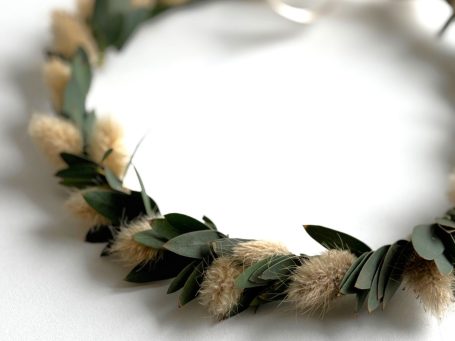 Gebundener Haarkranz aus Eukalypthus und Hasenpuschelgras. Kann auch in einem Blumenworkshop in München gebunden werden.