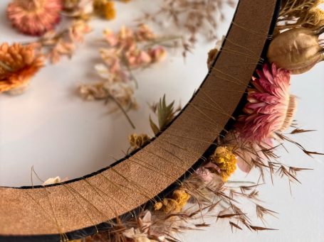 Sichtbare Technik von einer Flowercrown. Haarreifen als Grundgerüst auf dem Trockenblumen gebunden sind.