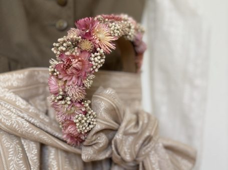 Getrocknete Blumen in gelb, beige und creme. Sichtbare Technik von einer Flowercrown. Ein Haarreifen ist das Grundgerüst auf diesem werden Trockenblumen befestigt. Sichtbare Technik von einer Blumenkrone. Haarreifen als Grundgerüst auf dem Trockenblumen gebunden sind.